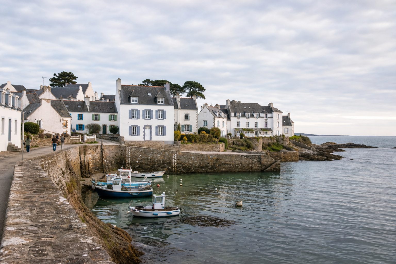 Petit port et maisons de pierre sur la côte atlantique française